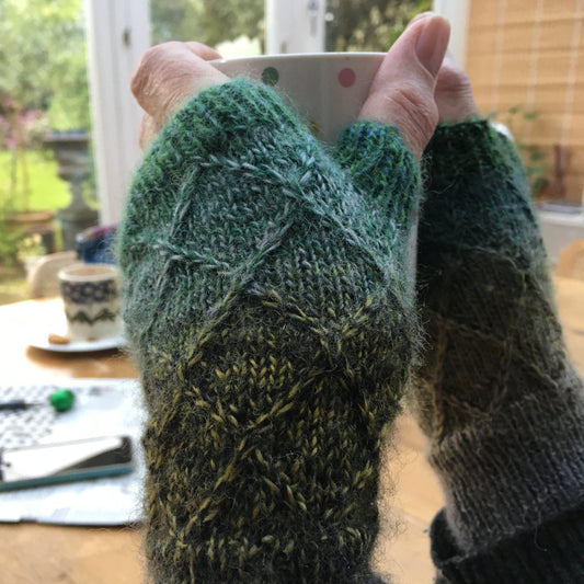 Beth’s Wristwarmers - PATTERN