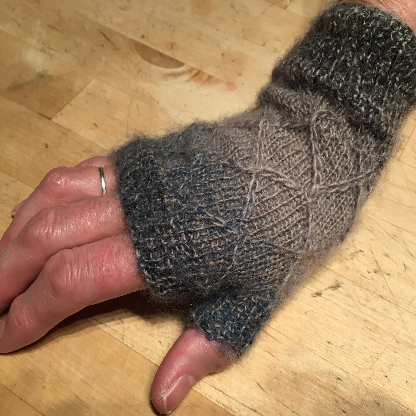 Beth’s Wristwarmers - PATTERN